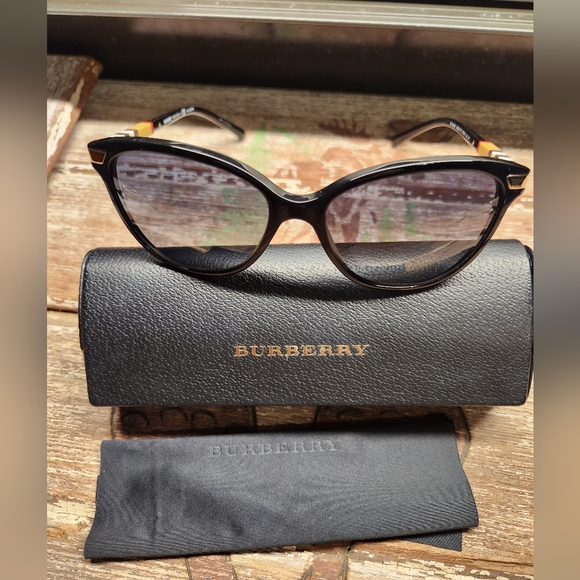 Burberry Accessories - BURBERRY SUNGLASSES/CASE/WIPE TOWEL